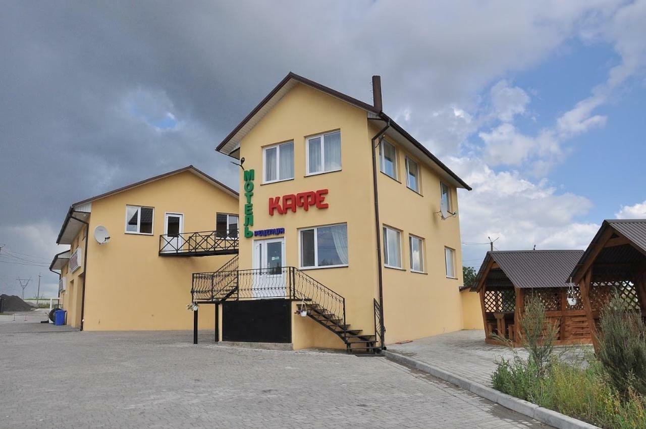 Motel Lutsʼk Exteriör bild